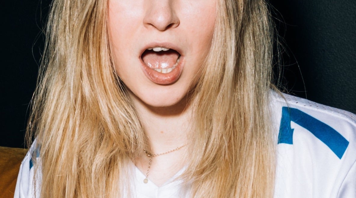 Geöffneter Damenmund als Symbolbild für Mundart